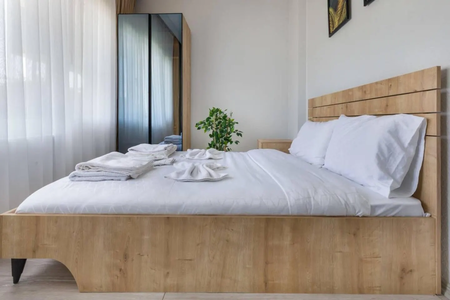 Modern Central 2Br Apt In The Hearth Of The City contacts